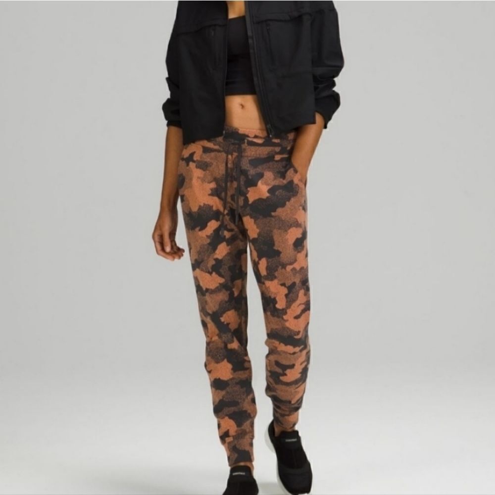 Lululemon size 4 NWOT jogger ready to Rulu